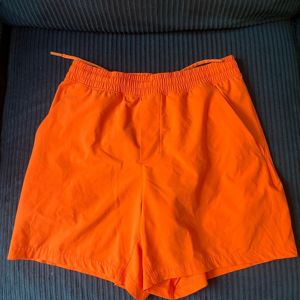 Men’s small pace breaker 5 inch inseam lined shorts in good condition.